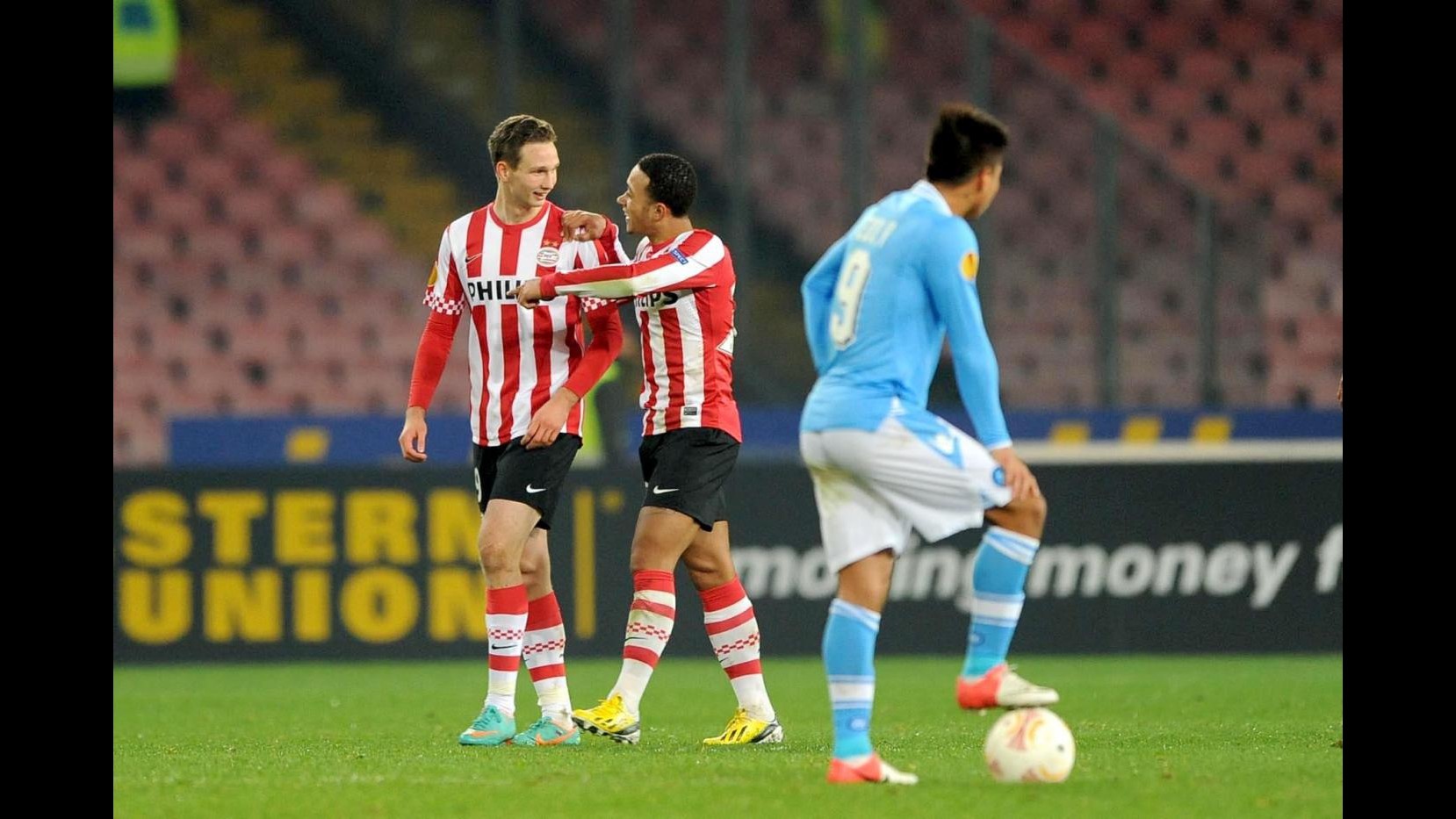 Europa League, Matvz stende Napoli al S. Paolo. Psv passa 3-1