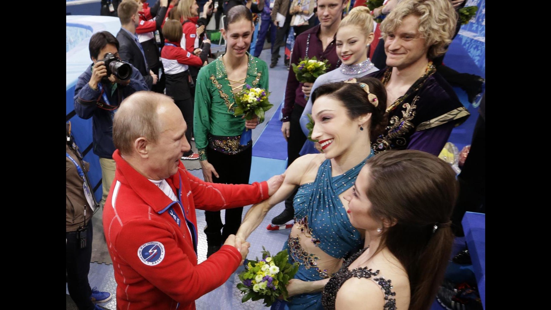 Sochi 2014, spopola su internet video abbraccio tra Putin e la campionessa olandese lesbica