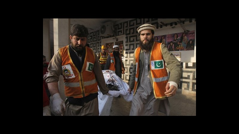 Pakistan, autobomba contro pullman polizia a Karachi: 11 morti, 42 feriti
