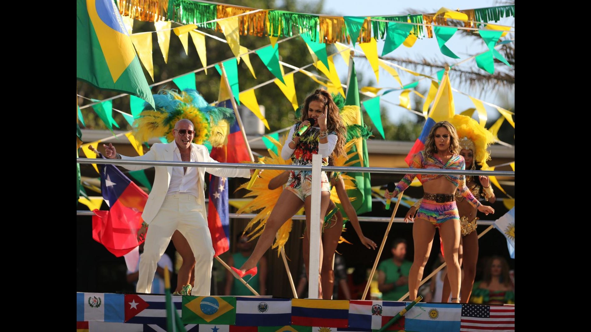 Jennifer Lopez sul set di ‘We are one’ per i Mondiali di Rio