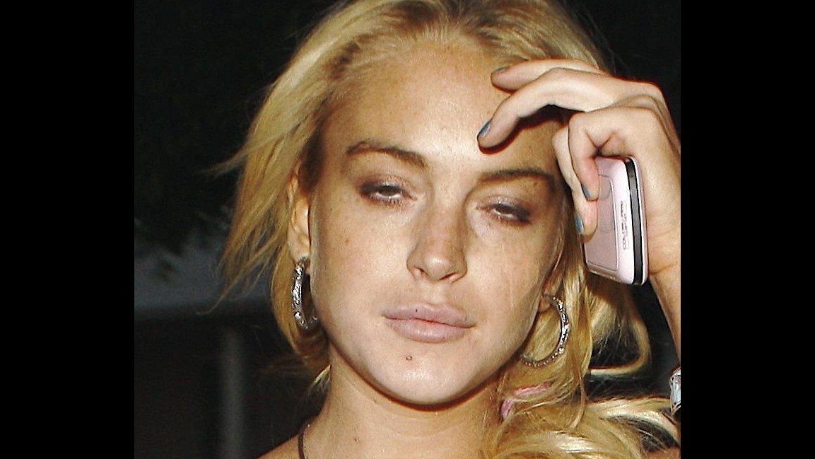 Lindsay Lohan rischia il carcere per i debiti, Charlie Sheen l’aiuta