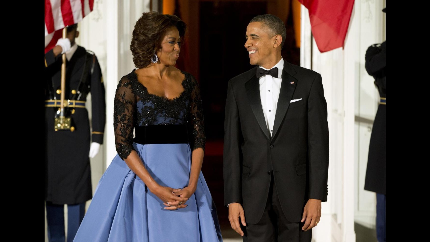 Michelle Obama sceglie abito Carolina Herrera: pizzo e blu libertà