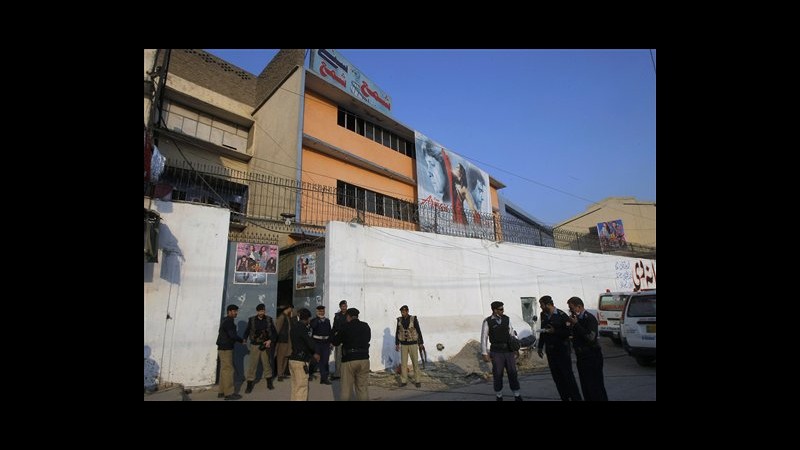 Pakistan, sale a 13 morti bilancio attacco a cinema a Peshawar