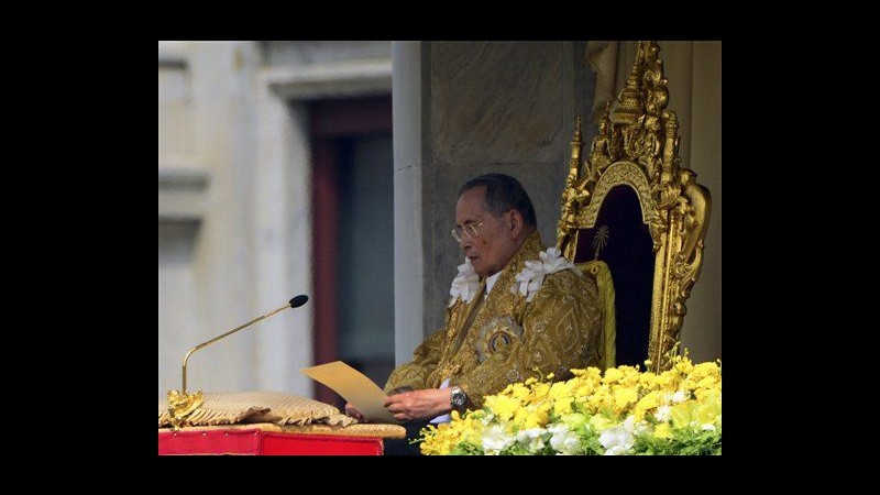 Thailandia, re compie 85 anni e compare in pubblico: 200mila in piazza