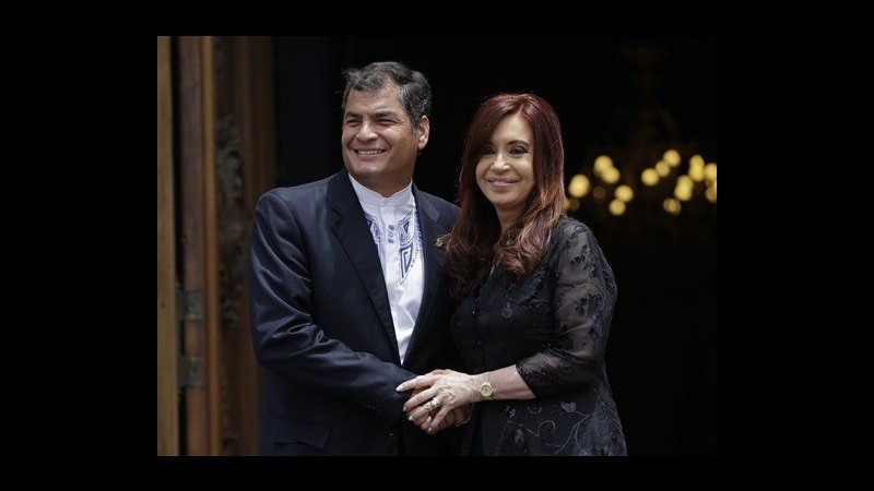 Argentina, presidente Ecuador sostiene Fernandez contro fondi avvoltoio
