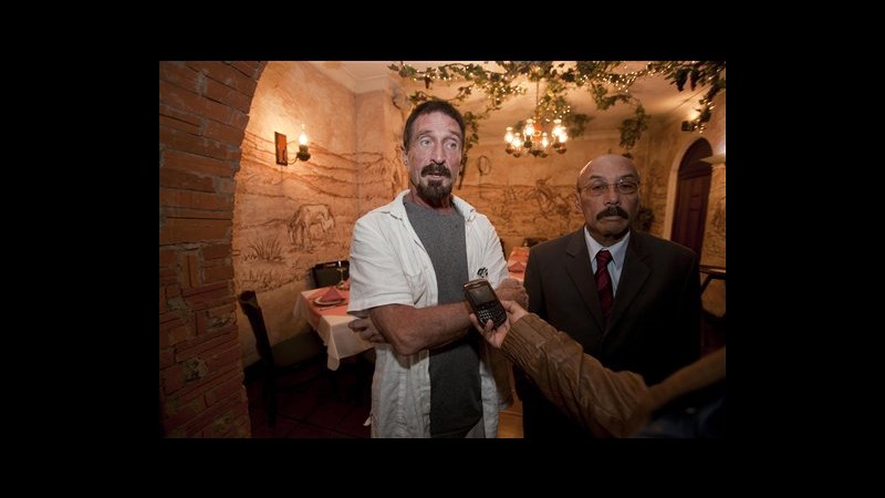 John McAfee ricompare in Guatemala, chiederà asilo