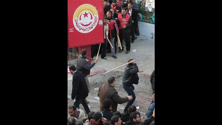 Tunisia, membri sindacato aggrediti a Tunisi da sostenitori governo