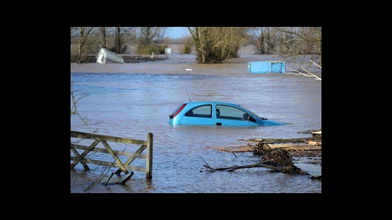 Paura per Tamigi in piena. Esondato vicino Londra: allagamenti a Datchet