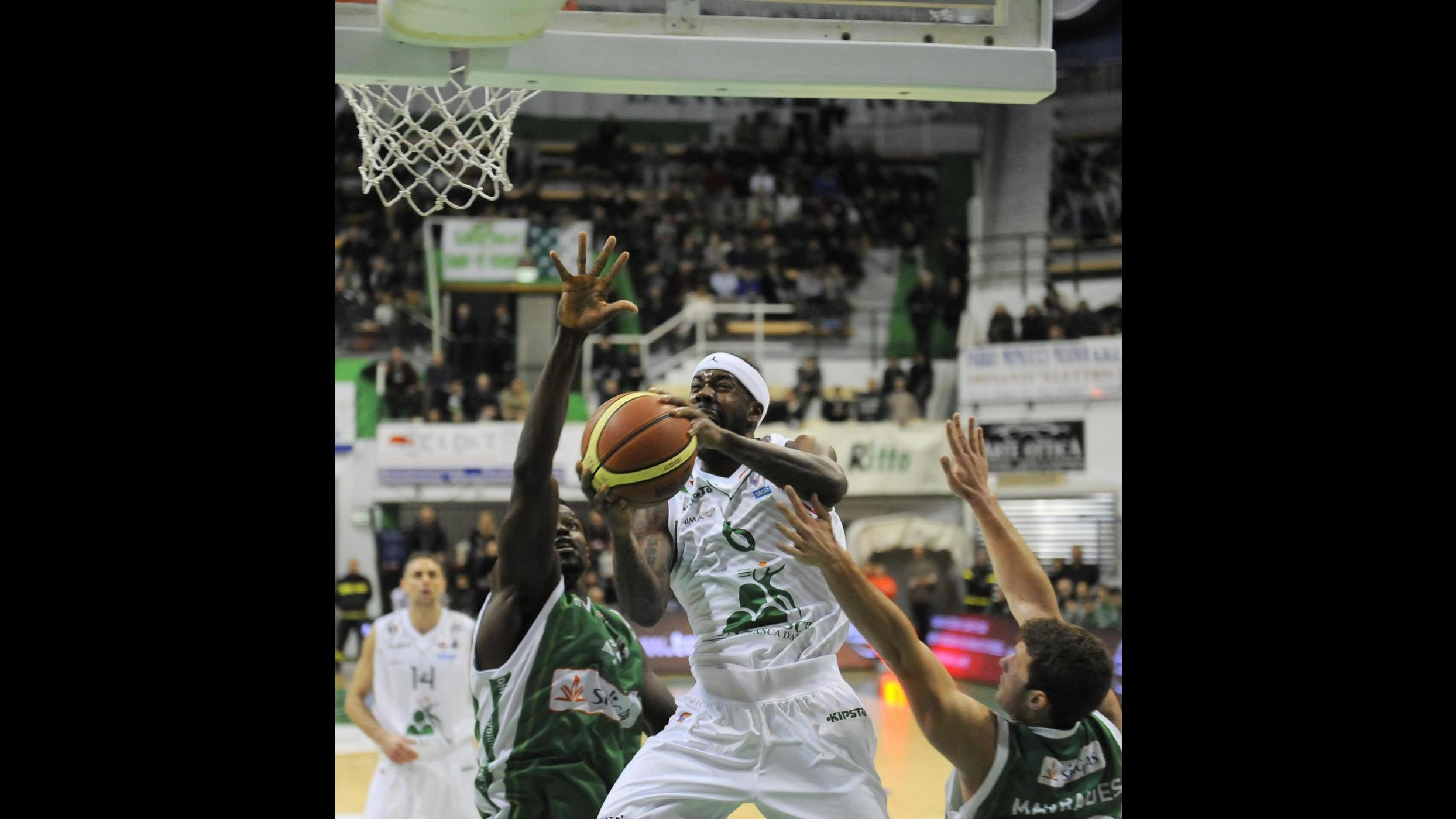 Basket, Siena travolge Avellino 101-65 nel posticipo