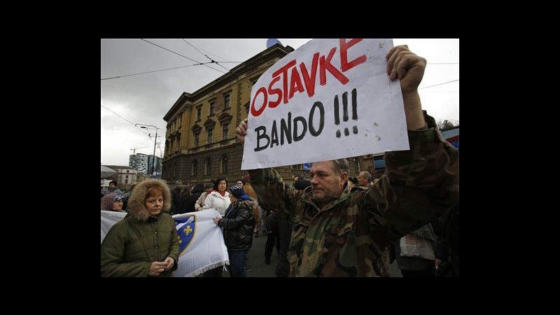 Bosnia, centinaia a Sarajevo denunciano violenze polizia su arrestati