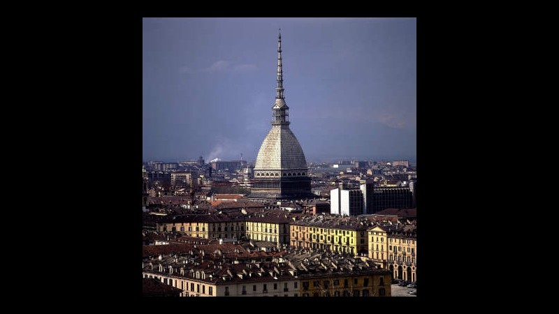 Torino, inseguito dalla polizia spara e viene colpito: muore