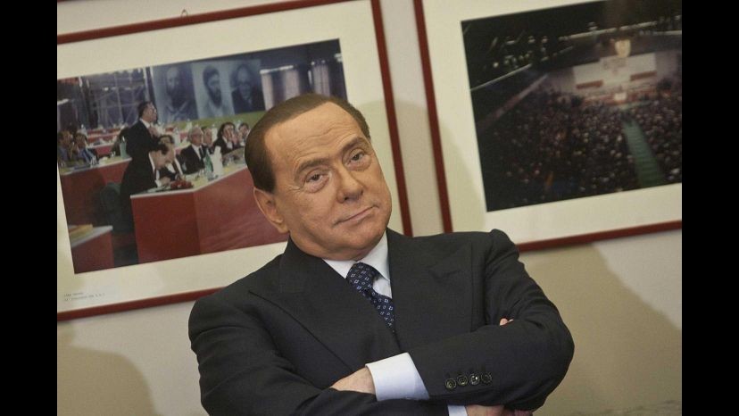 Berlusconi a Milano: Tangentopoli prima sospensione democrazia. E annuncia instant book