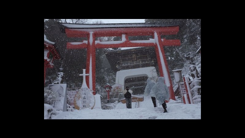 Giappone, rara nevicata a Tokyo: decine feriti, stop voli nazionali