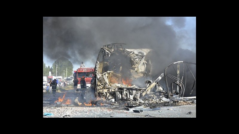 Argentina, furgone contromano in autostrada: schianto con bus, 18 morti