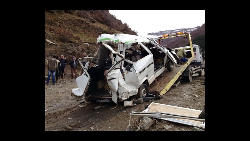 Albania, minivan precipita per 100 metri: 6 morti e 5 feriti