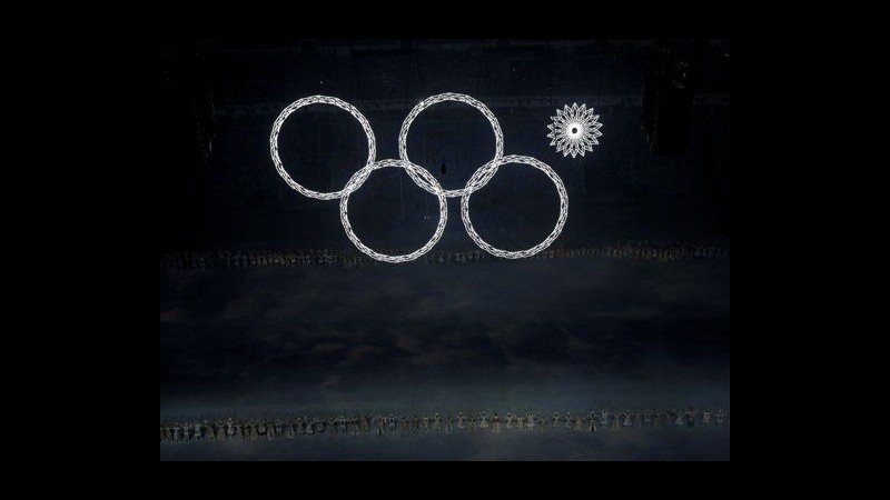 Sochi 2014, problema a luci: solo 4 cerchi olimpici in coreografia