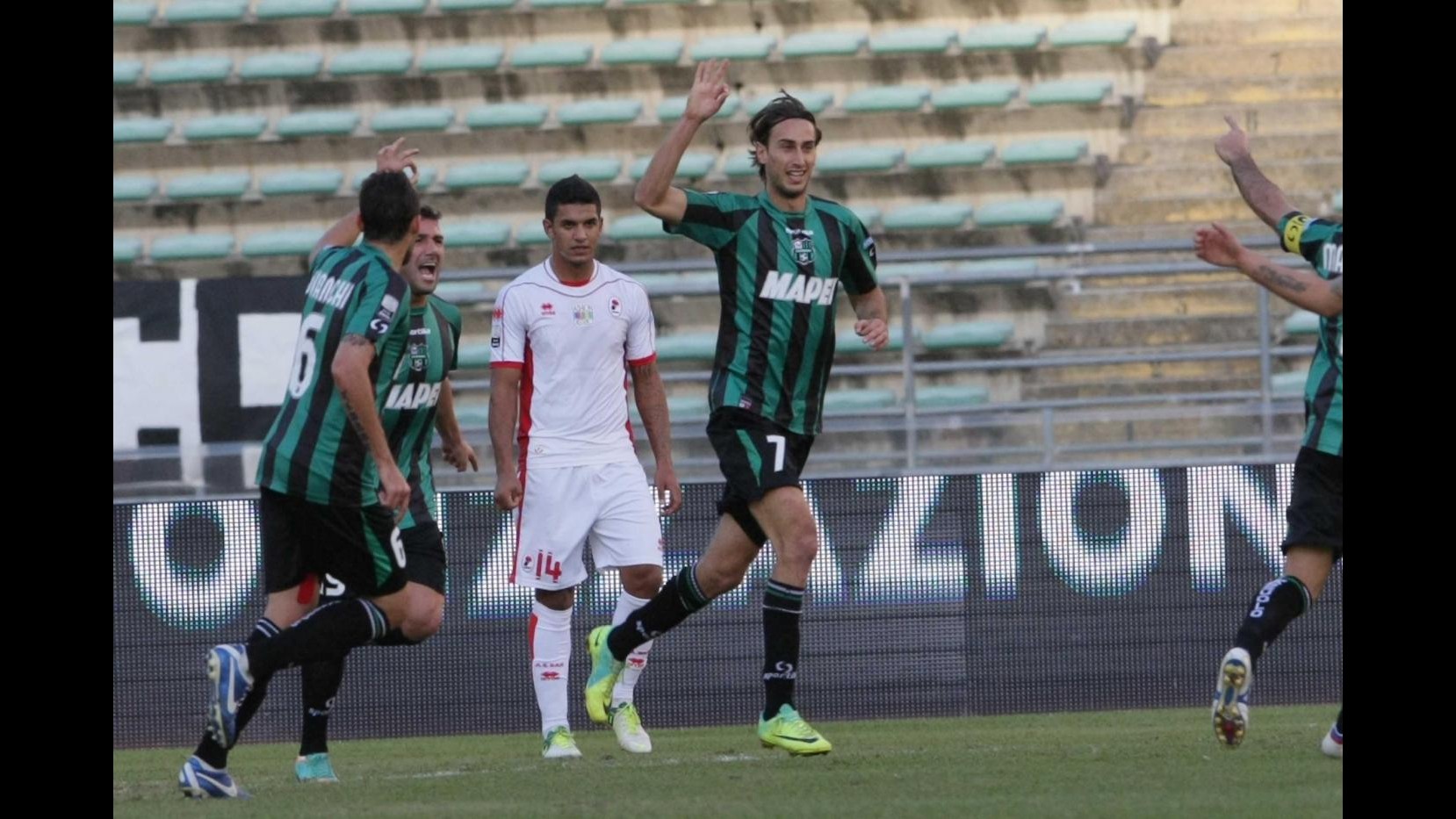Serie B, Sassuolo frena a Bari. Livorno cala il poker e si porta a -1