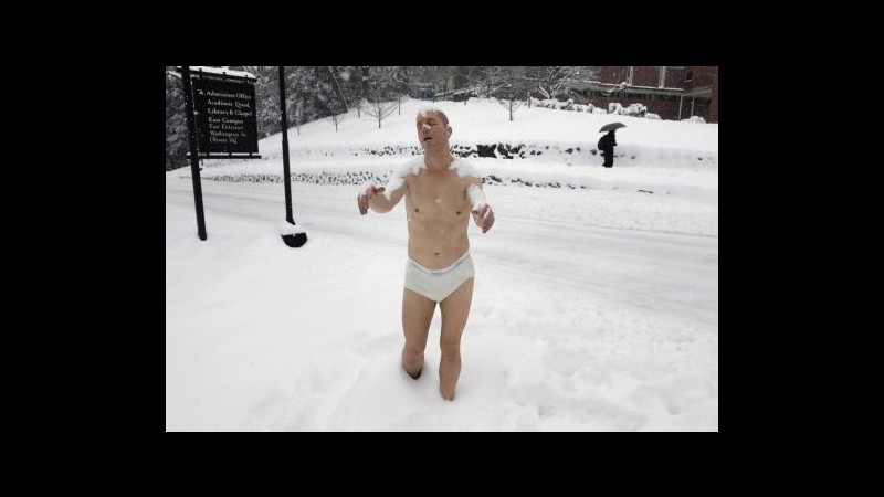 Usa, studentesse contro statua sonnambulo in campus: evoca paura stupri