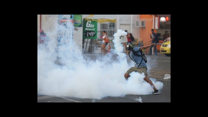 Scontri in proteste caro-trasporti Rio de Janeiro: 7 feriti, uno grave