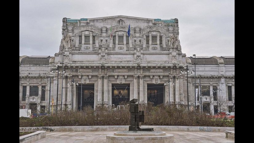 Milano stazione Centrale, colpisce uomo al volto con coltello da macellaio