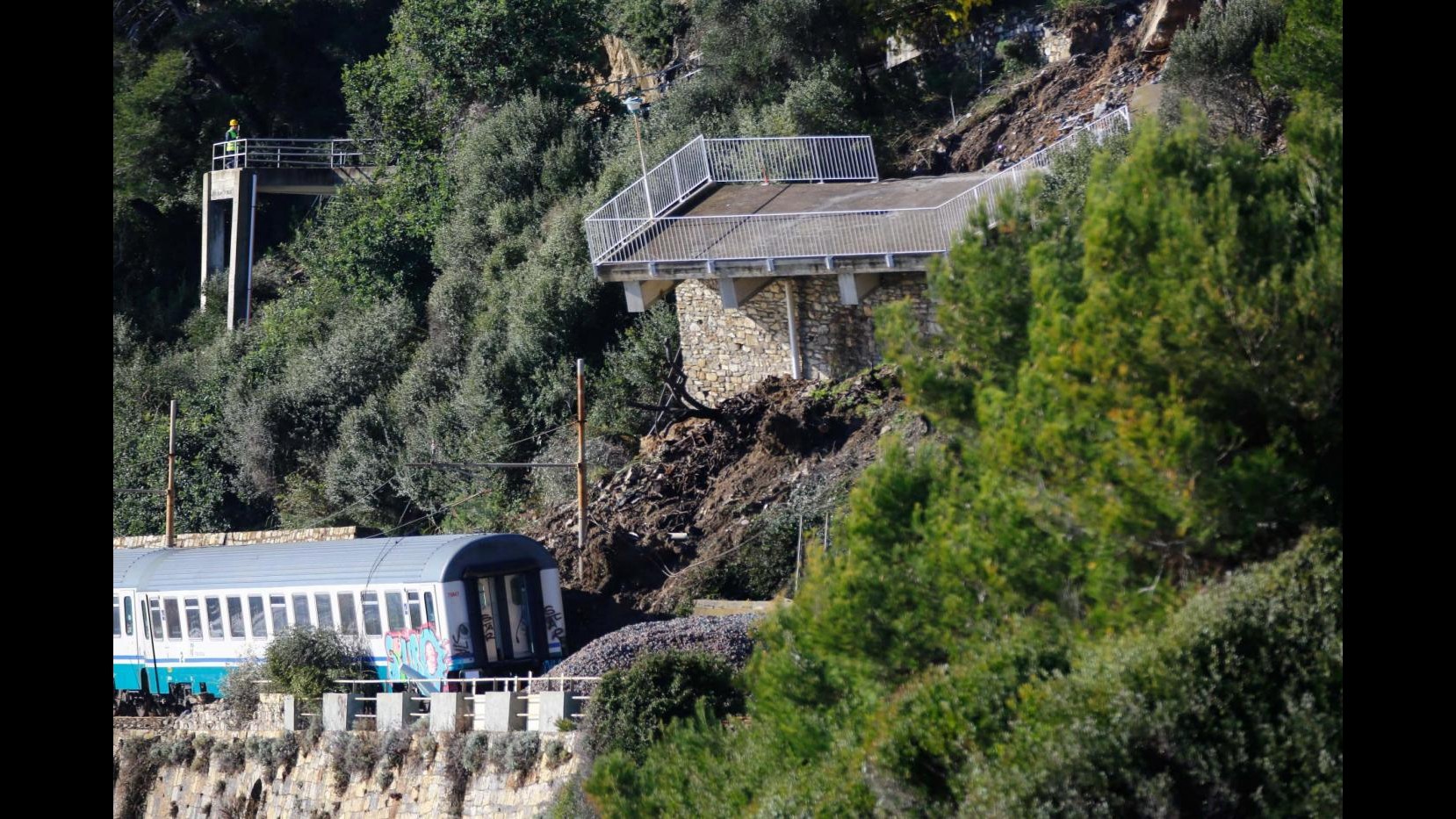 Treno deragliato in Liguria, al via i lavori. Domani atteso Lupi