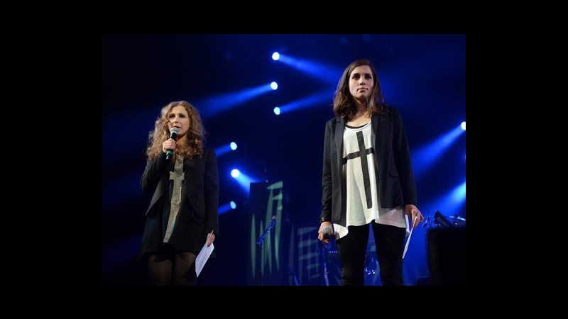 Usa, Pussy Riot su palco concerto Amnesty a New York: Lotteremo ancora