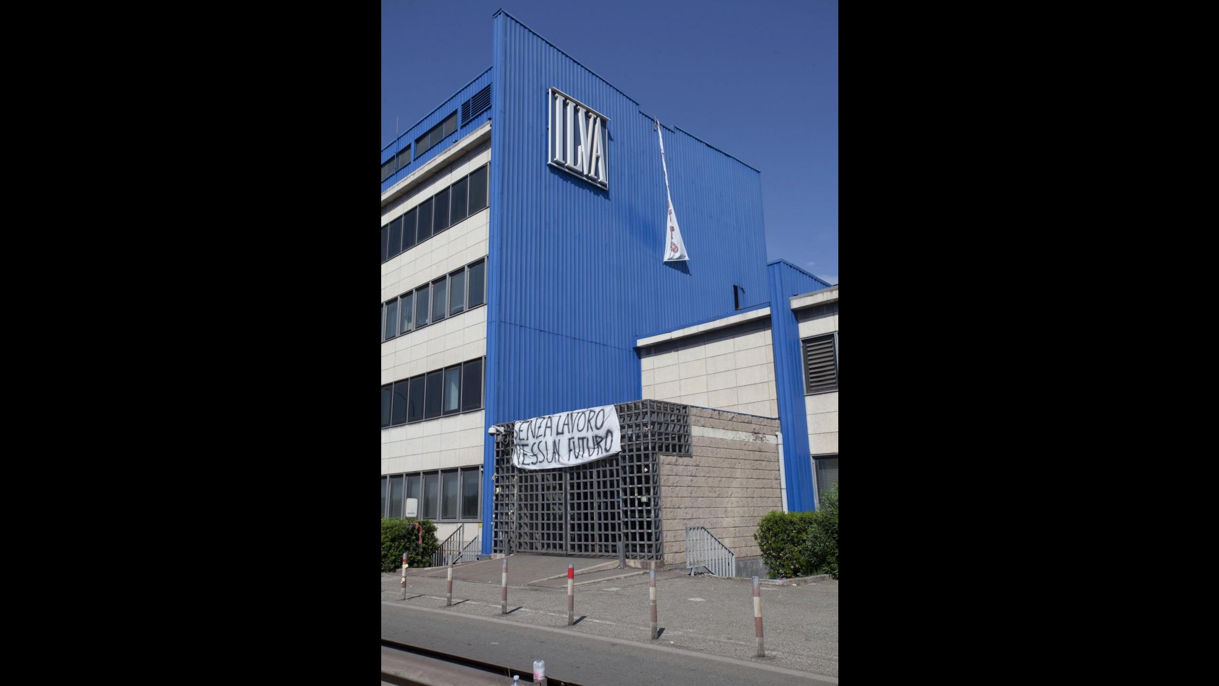 Governo vara decreto legge salva-Ilva, non ferma produzione
