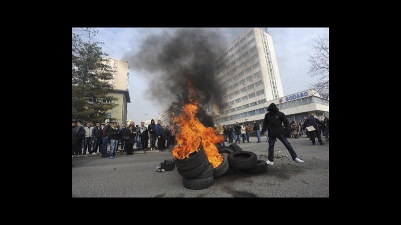 Bosnia, scontri tra lavoratori in protesta e agenti a Tuzla: 10 feriti