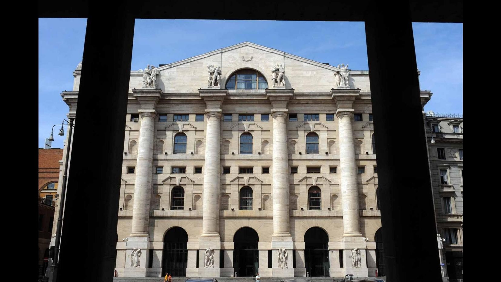 Borsa, chiusura in netto rialzo per Piazza Affari: Mib +2.81%