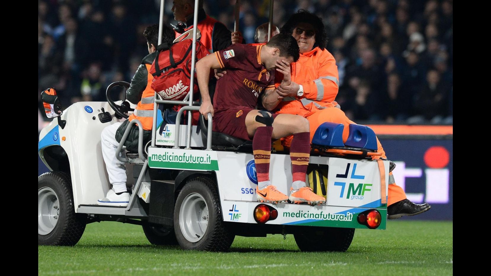 Roma e giocatori su Twitter: Forza Strootman, ti aspettiamo. Van Gaal: Un dramma