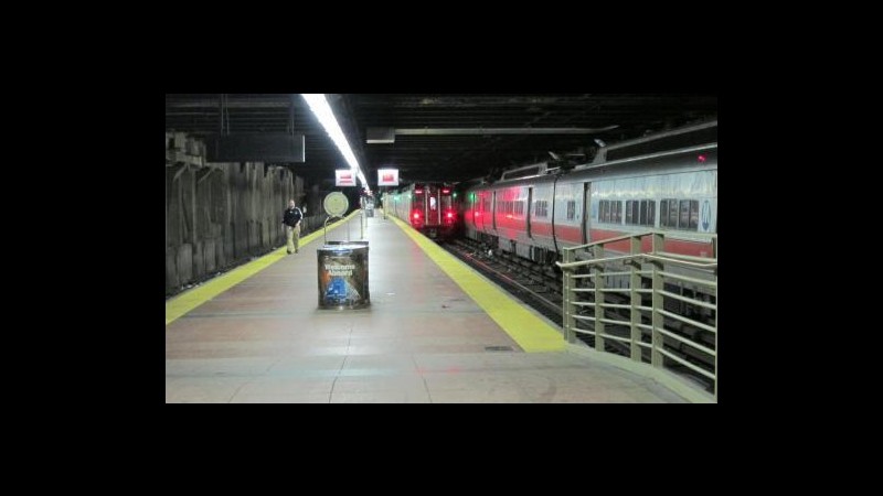 Usa, polizia NY pubblica video donna che spinge uomo su binari metro