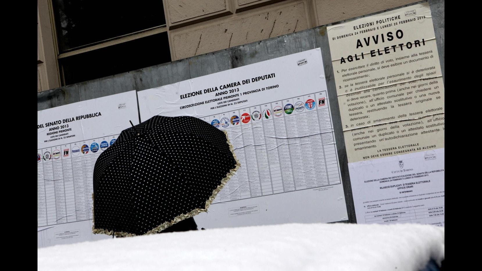 Napoli, carabinieri arrestano quattro persone per voto di scambio