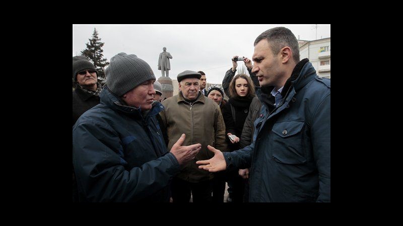 Ucraina, a Sinferopoli manifestano pro e anti russi: no scontri