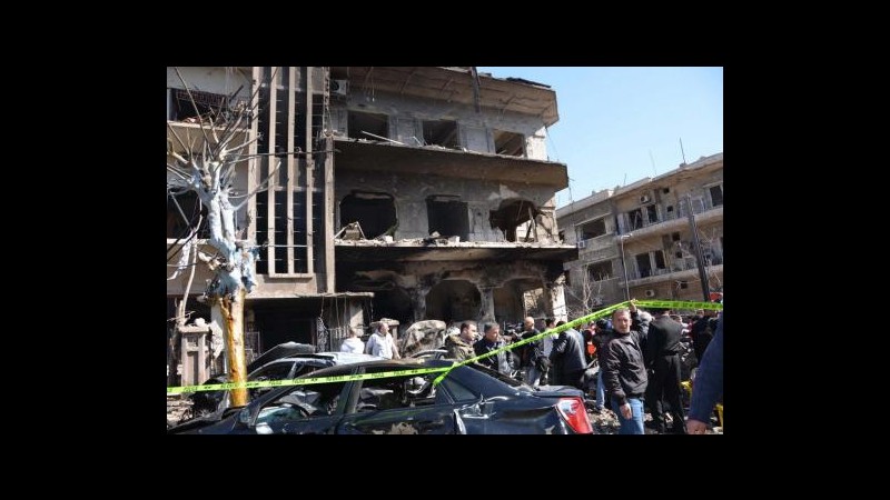 Siria, autobomba esplode in sobborgo Damasco: 4 morti e 10 feriti