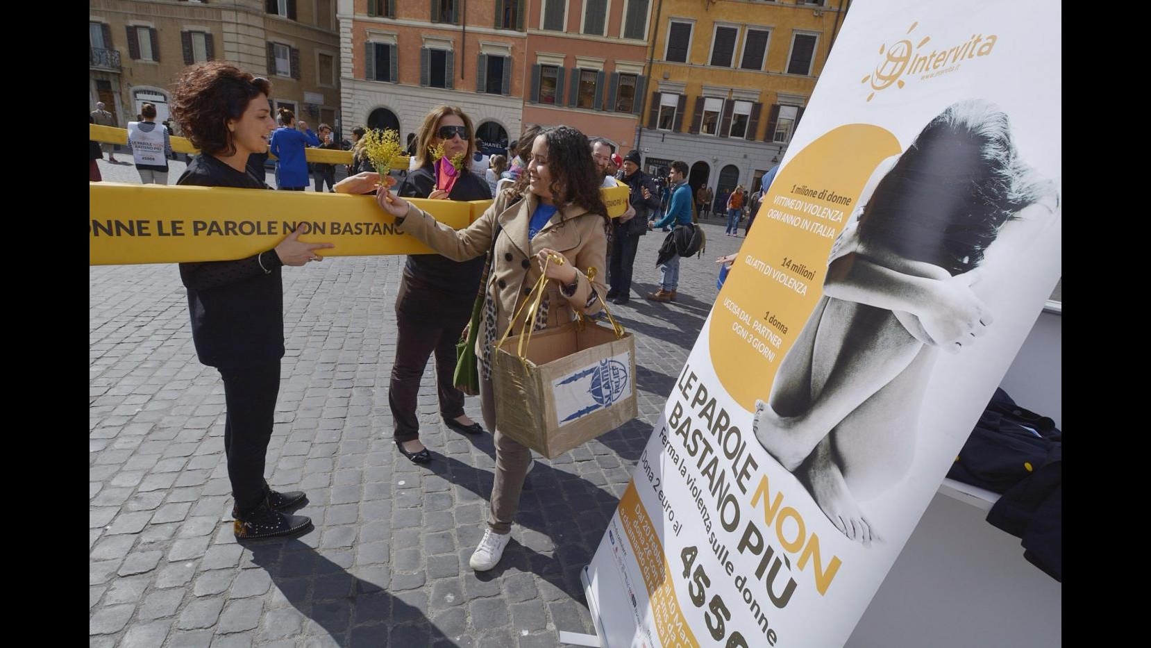 8 marzo, Alfano: Nel 2014 omicidi in calo, ma è allarme per i femminicidi