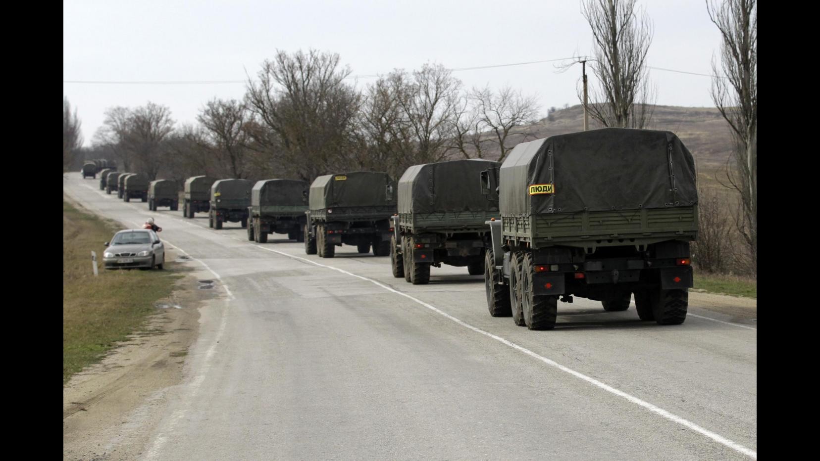 Ucraina, esercito: Convoglio di 60 mezzi militari verso Sinferopoli