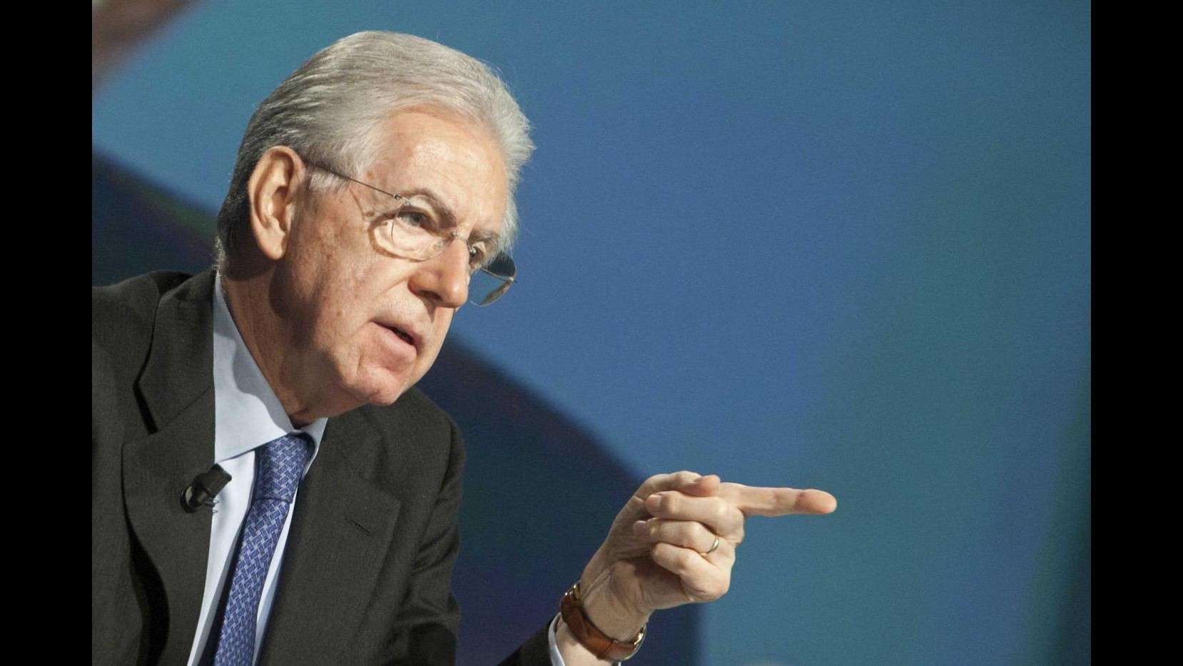 Monti telefona a Napolitano, a Berlusconi e ad altre alte cariche