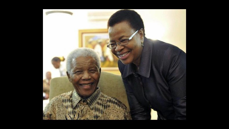 Sudafrica, Zuma porta auguri di Natale a Mandela: Sta molto meglio