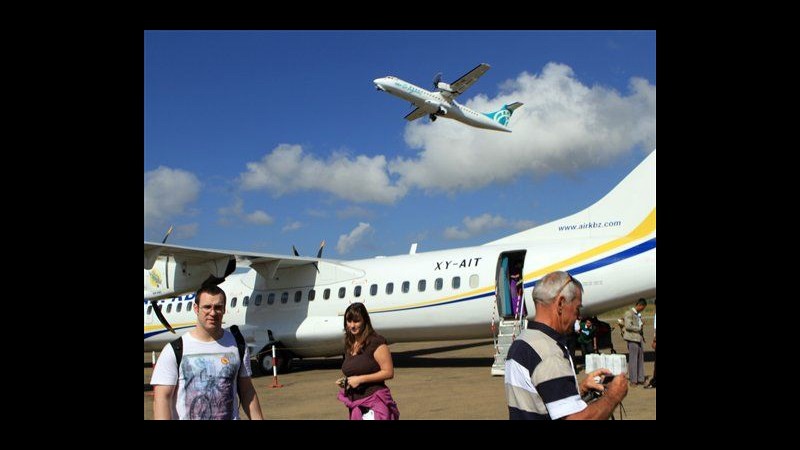 Birmania, aereo atterra su una strada: 2 morti e 11 feriti