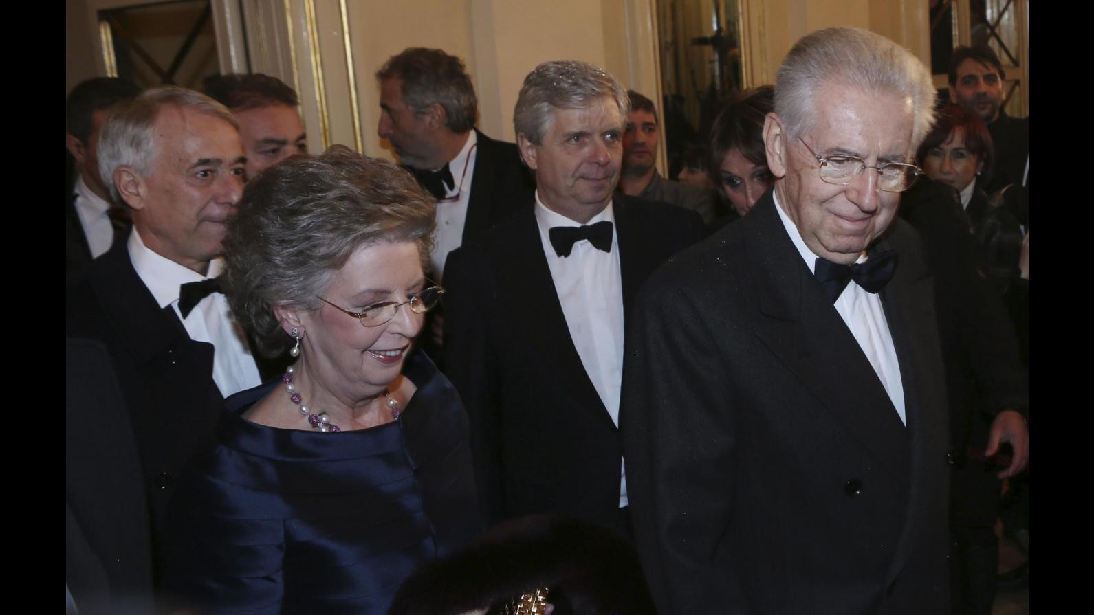 Monti: Spero possiate trascorrere uno splendido Natale con chi amate