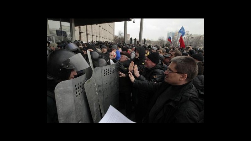 Ucraina, sede governo Donetsk assaltata da dimostranti pro Russia