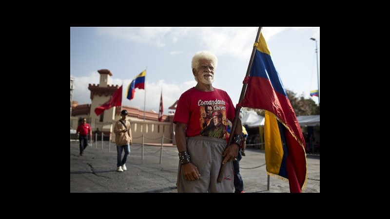 Venezuela, un anno fa moriva Chavez: al via parata, atteso discorso Castro
