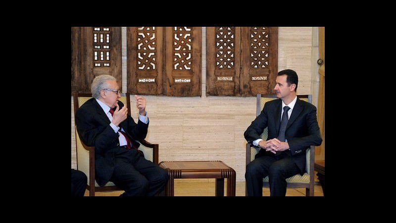Siria, attivisti: A Homs usato gas tossico. Brahimi incontra Assad