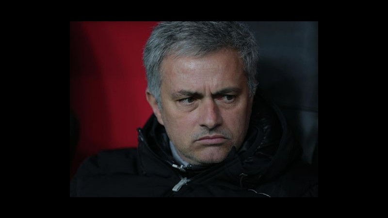 Mourinho punge: Giocatori pensano più ai soldi che a vincere