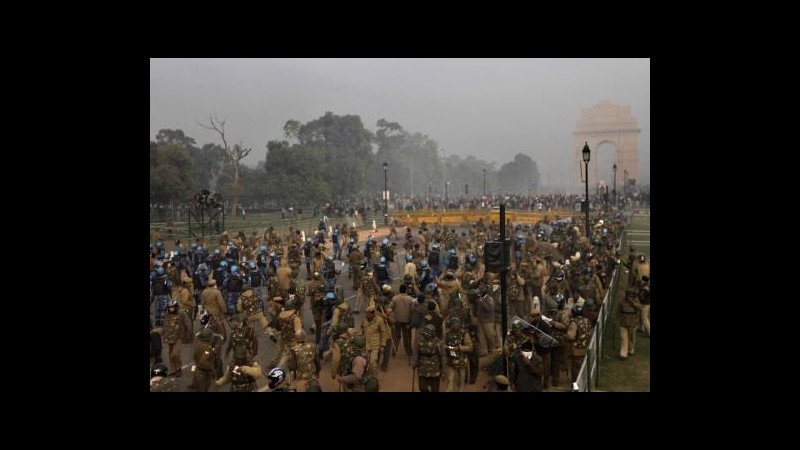 India, proteste anti-stupro: polizia blocca strade Nuova Delhi