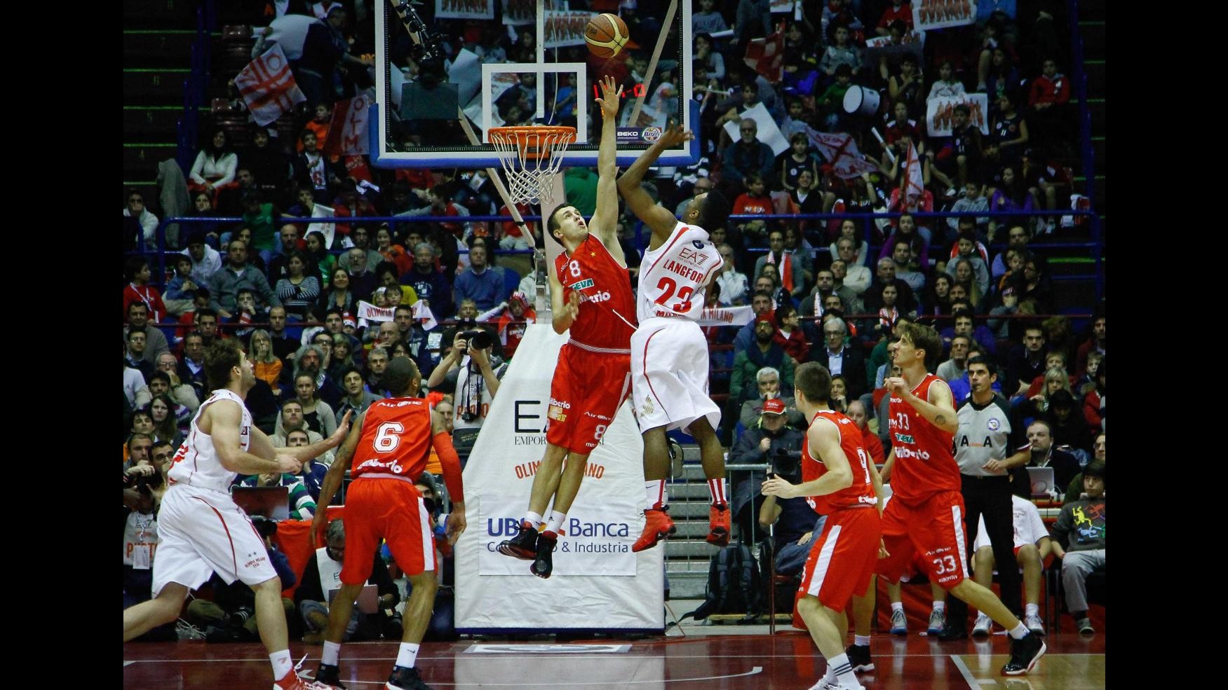 Basket, Varese vince derby e resta prima. Sassari e Siena non mollano