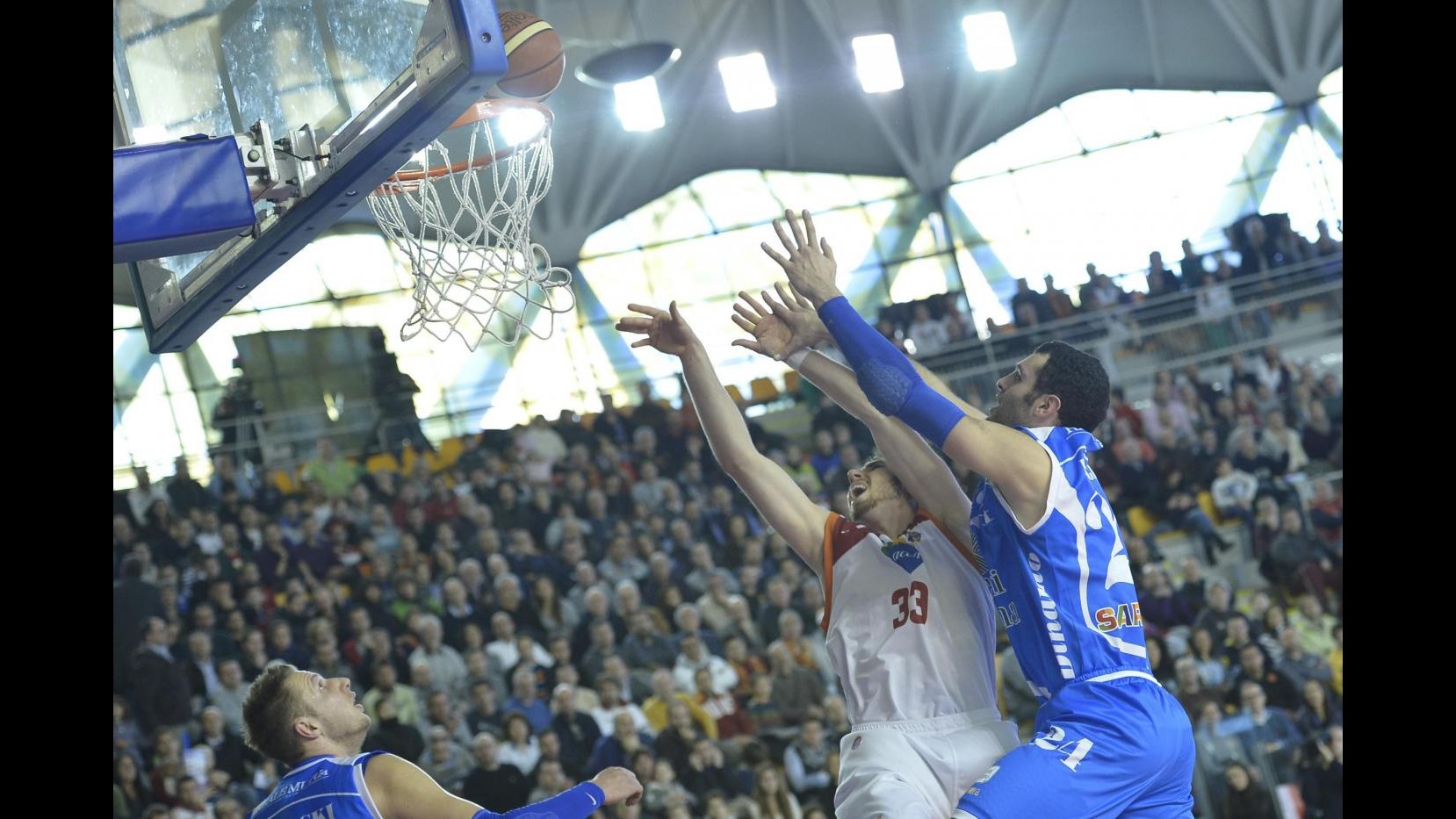 Basket, Sassari espugna Roma 83-81 e raggiunge Varese in vetta