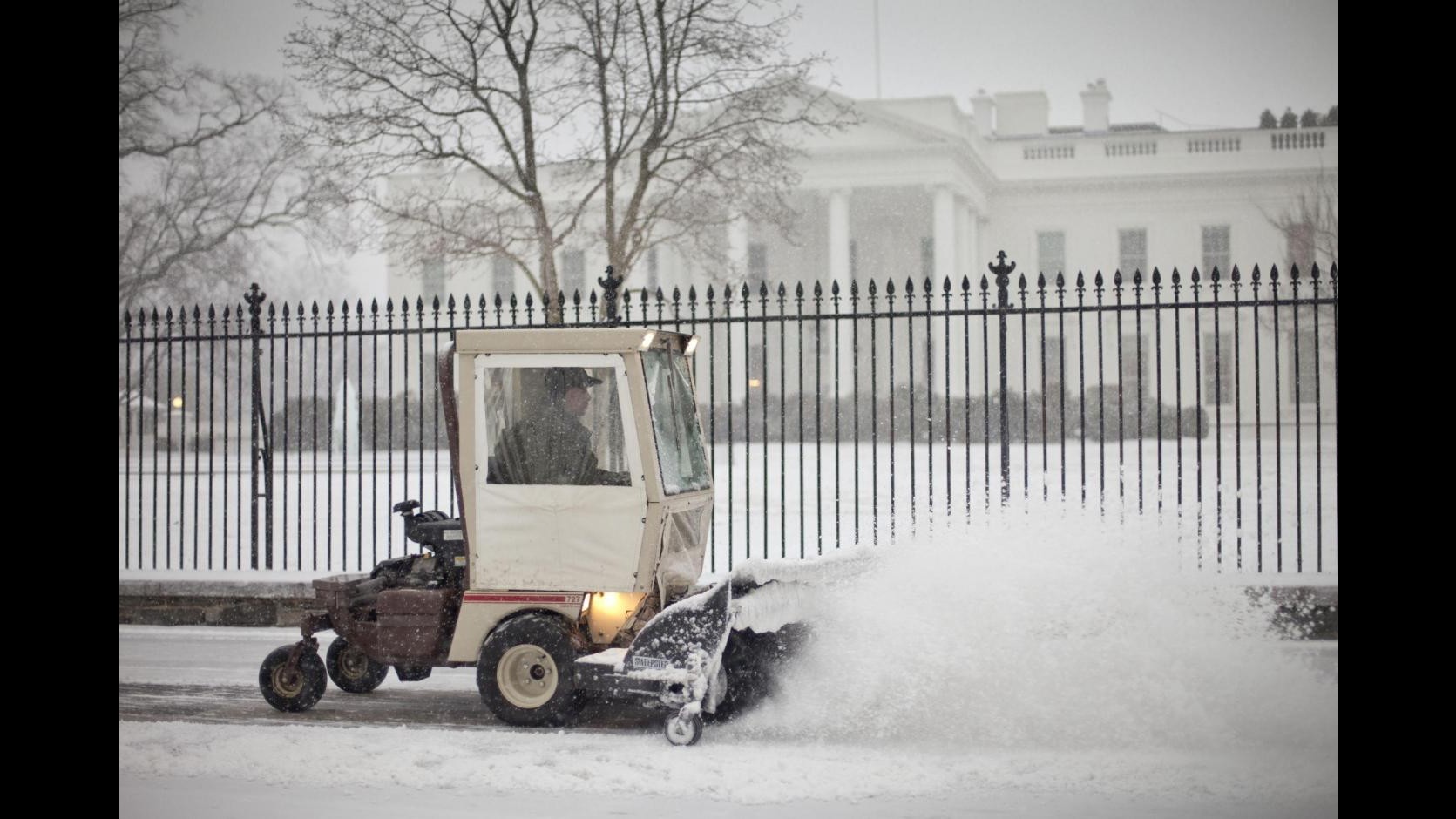Maltempo, tempesta neve blocca Washington, in Usa cancellati 2.600 voli