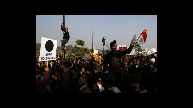 India, secondo giorno di proteste dopo stupro studentessa: scontri