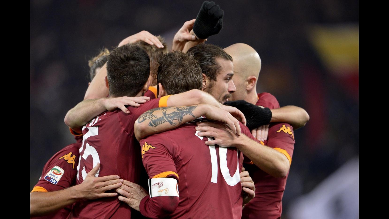 Poker spettacolo, Roma fa la festa al Milan nel posticipo: 4-2